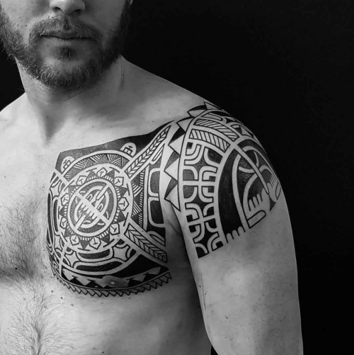 tatouage polynésien épaule et poitrine décorées