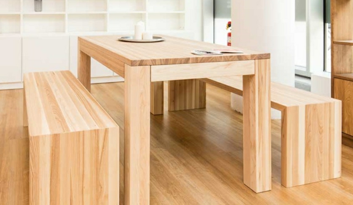 aménager un petit appartement table et bancs en bois