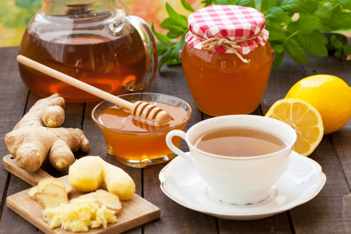 combattre-le-rhume-avec-du-thé-au-gingembre-avec-miel-et-citron