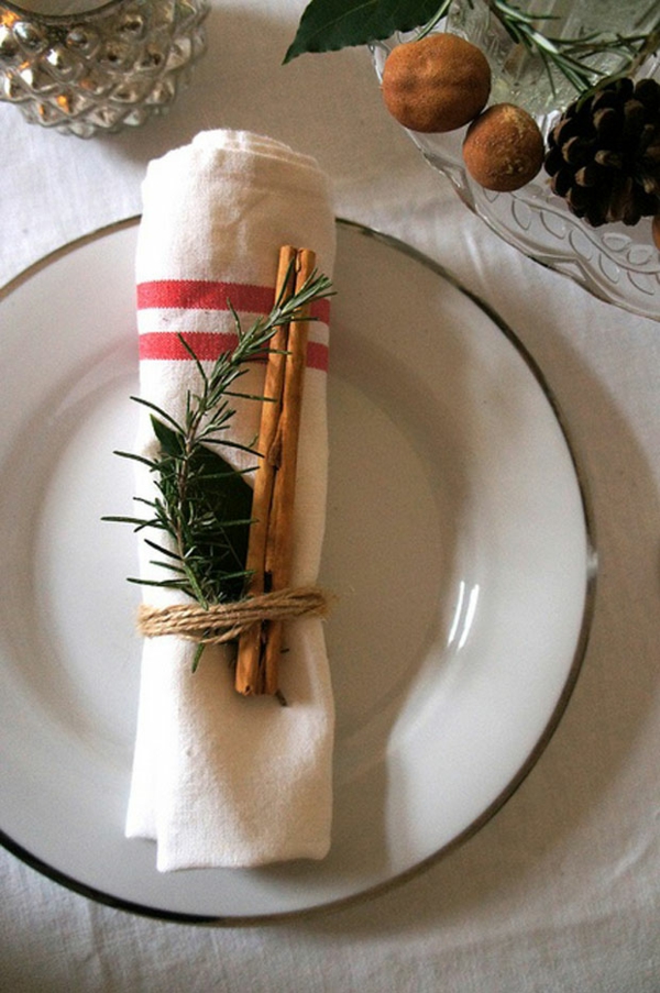 déco de table noël serviette décorée de bâtonnets de cannelle