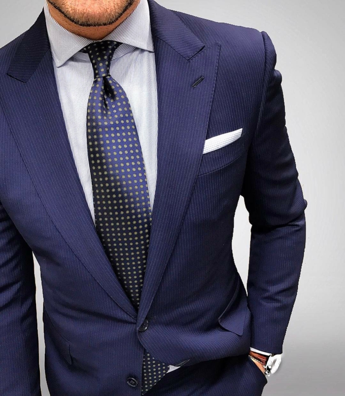 faire un noeud de cravate costume bleu