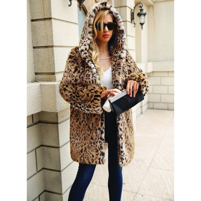 jean et manteau en fausse fourrure léopard