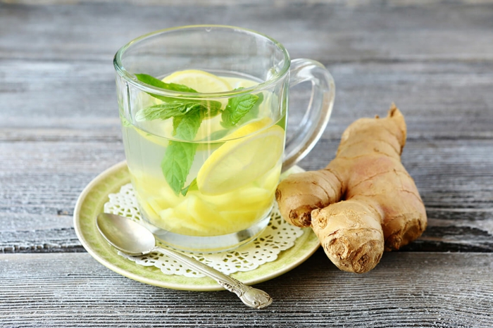 thé à la menthe, gingembre et citron pour combattre le rhume