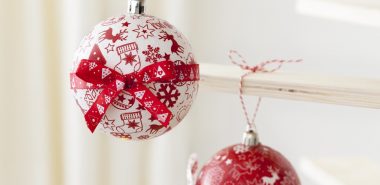 Boule De Noël à Fabriquer En Utilisant Les Pots De Yaourt