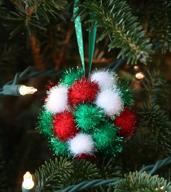 boule de Noël à fabriquer trois couleurs de pompons