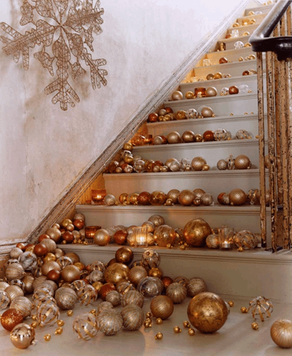 décoration escalier noël boules de sapin dorées