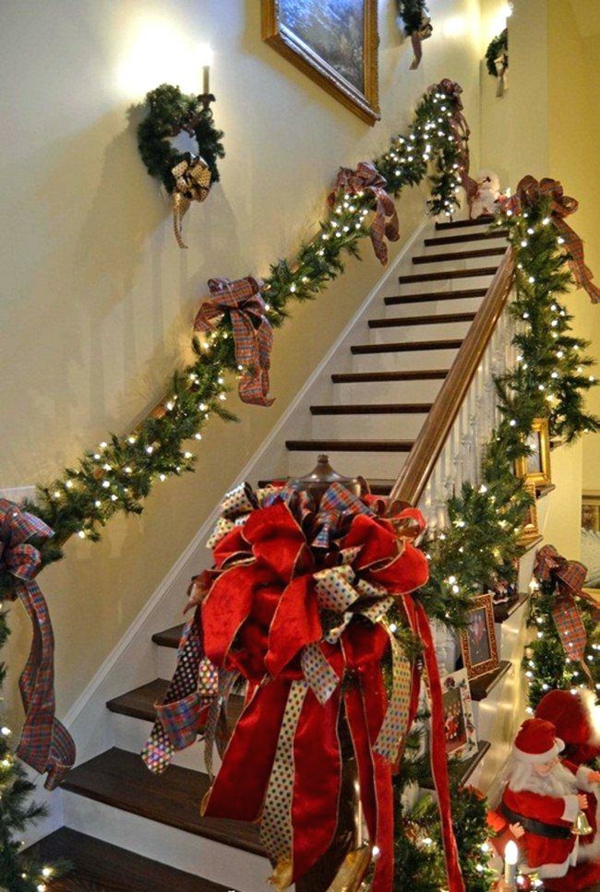 décoration escalier noël guirlande lumières rubans colorés