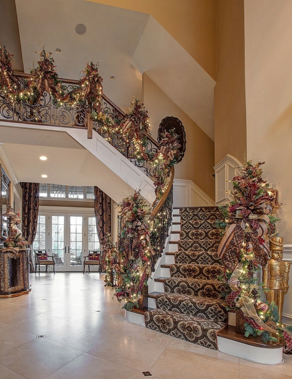 décoration escalier noël guirlande luxueuse