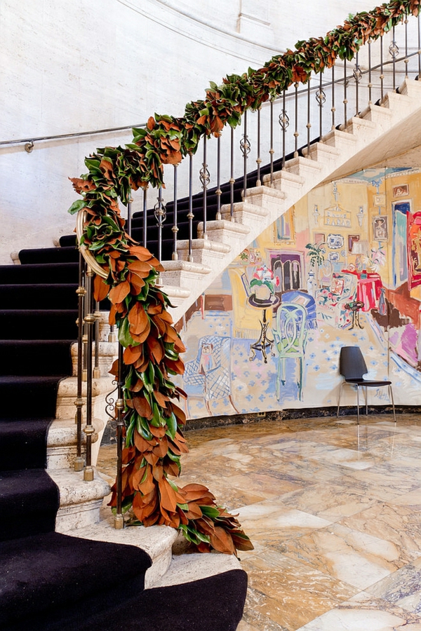 décoration escalier noël moderne guirlande de feuilles de magnolia