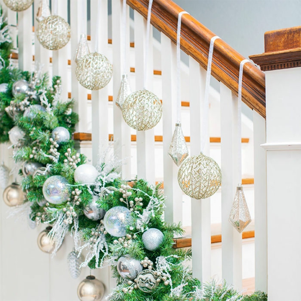 décoration escalier noël ornements argentés