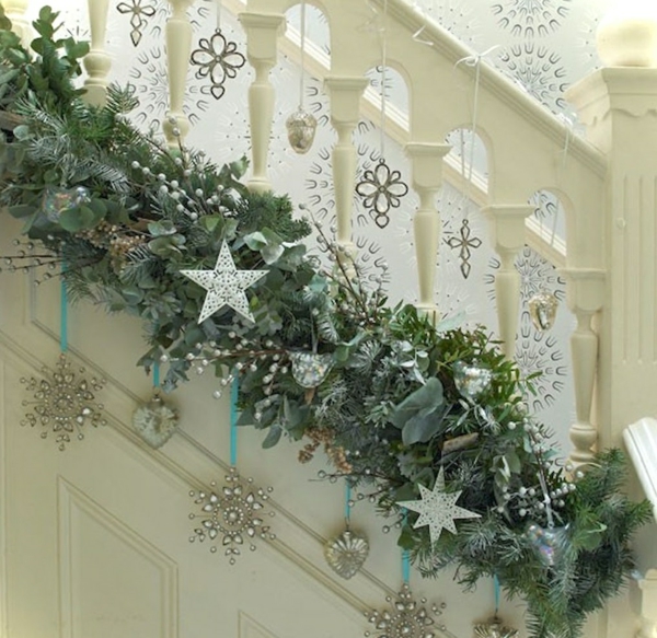 décoration escalier noël vintage ornements argentés