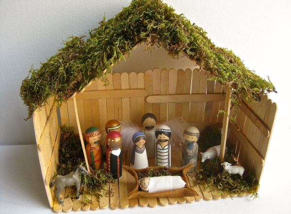 fabriquer une crèche de Noël mousse pour le toit