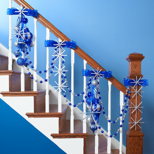 idée de décoration escalier noël en bleu