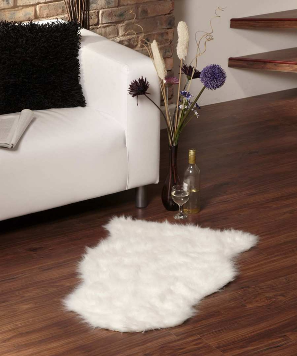 tapis fausse fourrure blanc devant le canapé