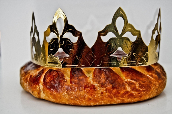 Épiphanie galette du roi avec belle couronne