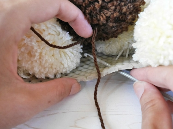 diy tapis pompon toile canevas aiguille à tricoter