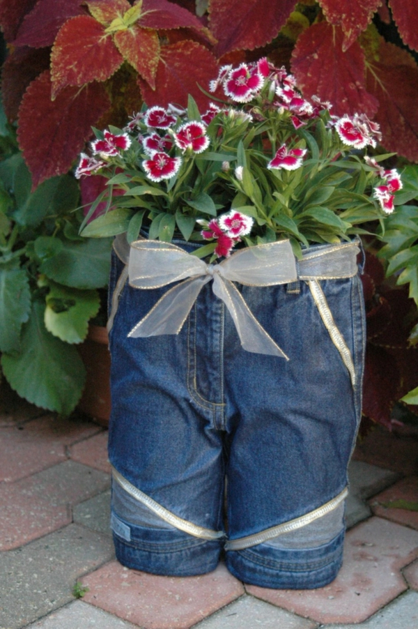 décorer son jardin avec des objets de récupération ancien jeans