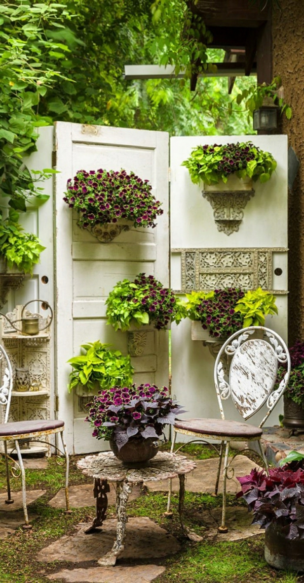 décorer son jardin avec des objets de récupération anciennes portes