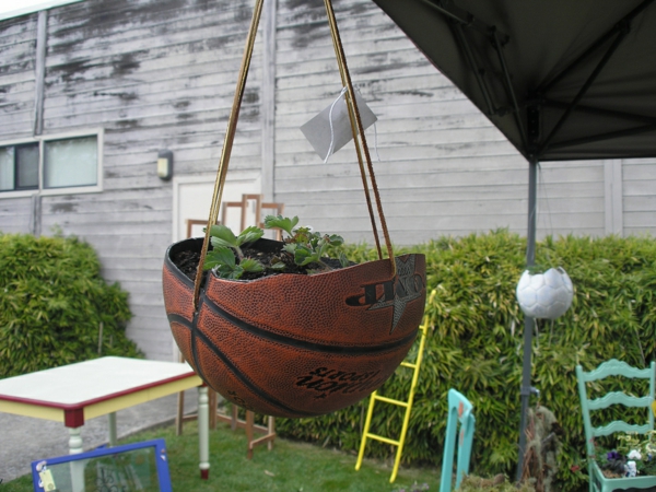 décorer son jardin avec des objets de récupération balle de basket