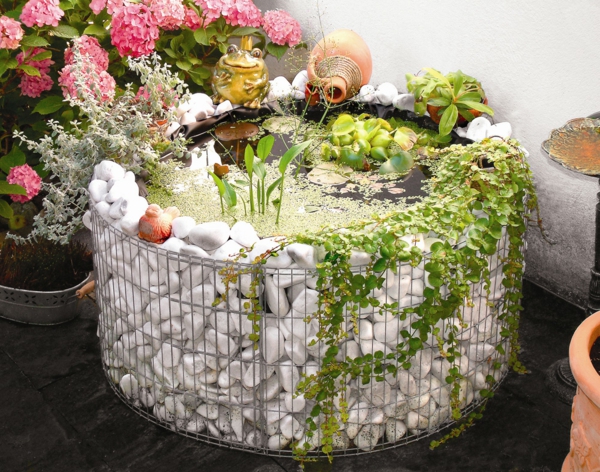 décorer son jardin avec des objets de récupération bassin gabion