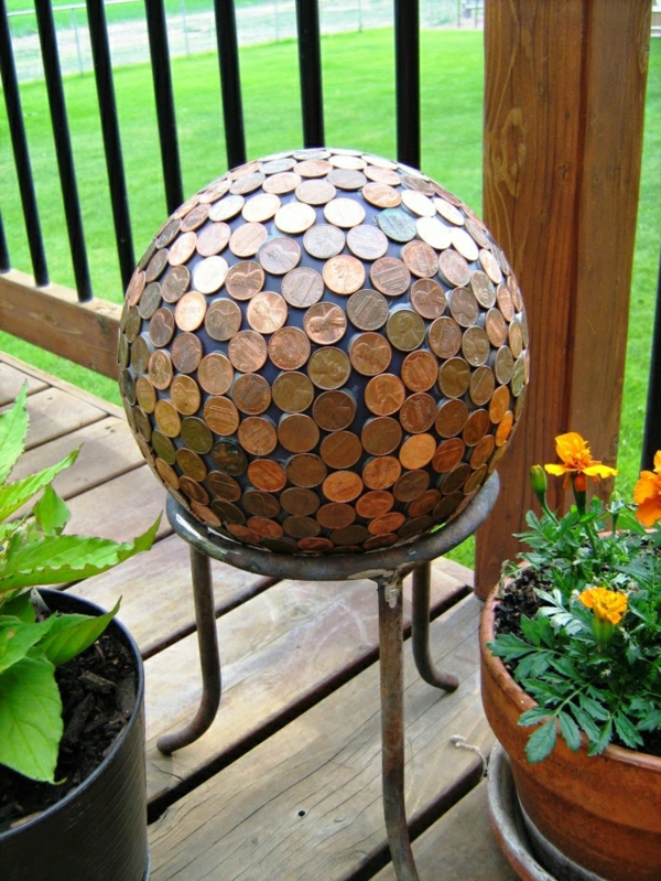décorer son jardin avec des objets de récupération boule monnaies