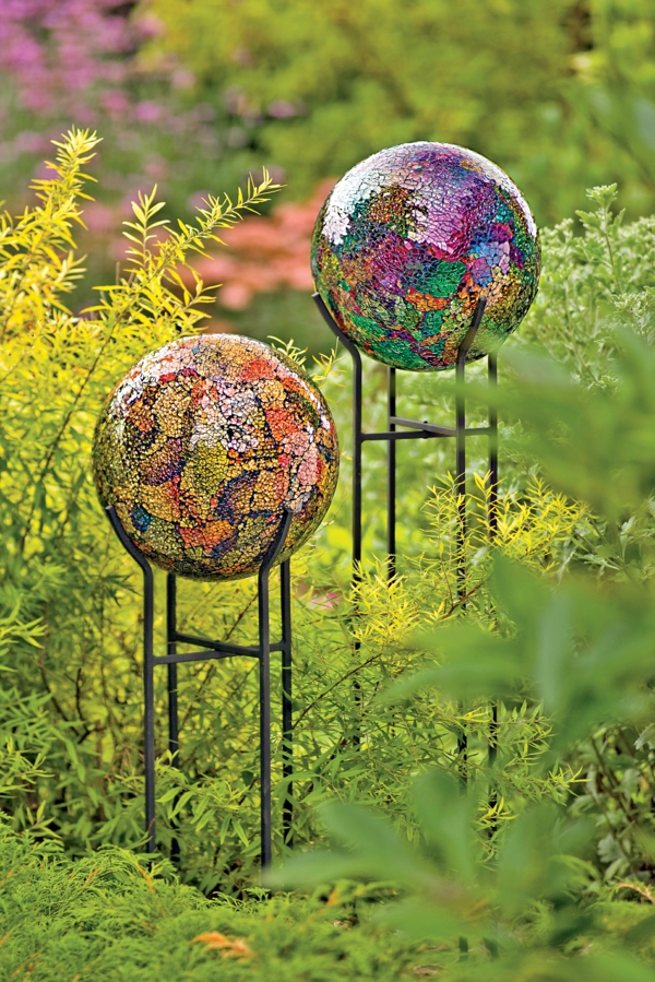 décorer son jardin avec des objets de récupération boules décoratives