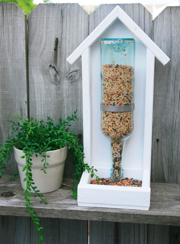 décorer son jardin avec des objets de récupération bouteille en verre
