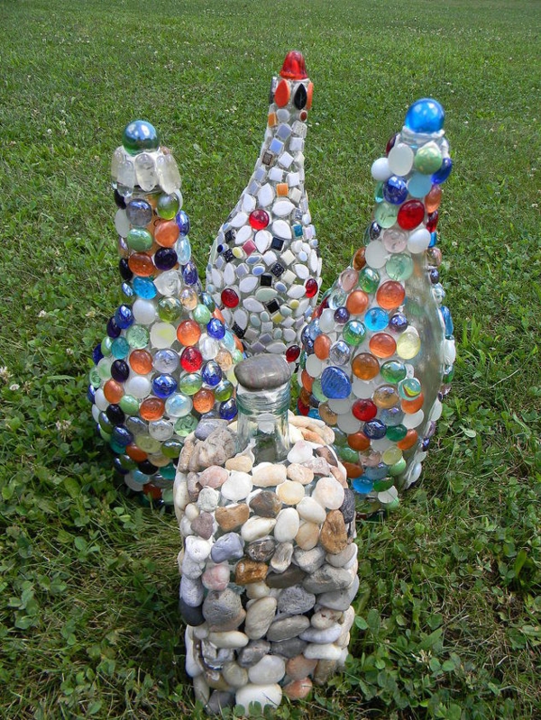 décorer son jardin avec des objets de récupération bouteilles décorées