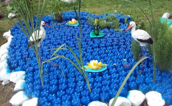décorer son jardin avec des objets de récupération bouteilles plastique recyclage
