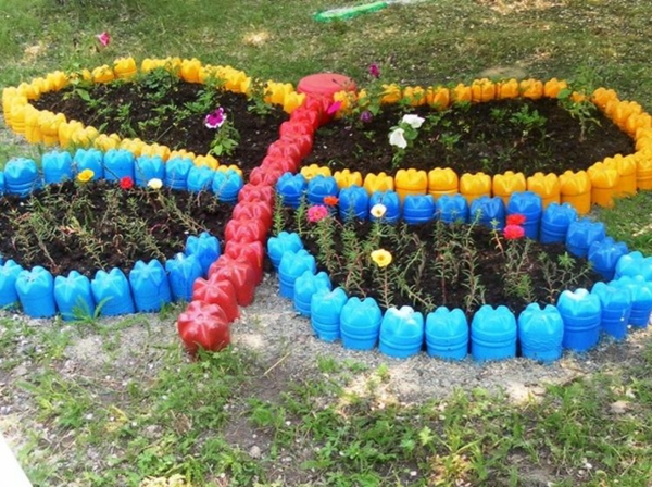 décorer son jardin avec des objets de récupération bouteills en plastique