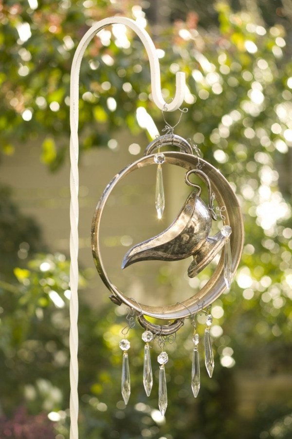 décorer son jardin avec des objets de récupération carillon éolien lampe à graisse