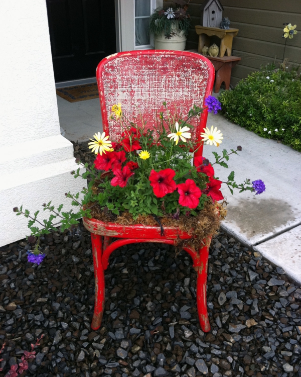 décorer son jardin avec des objets de récupération chaise en bois