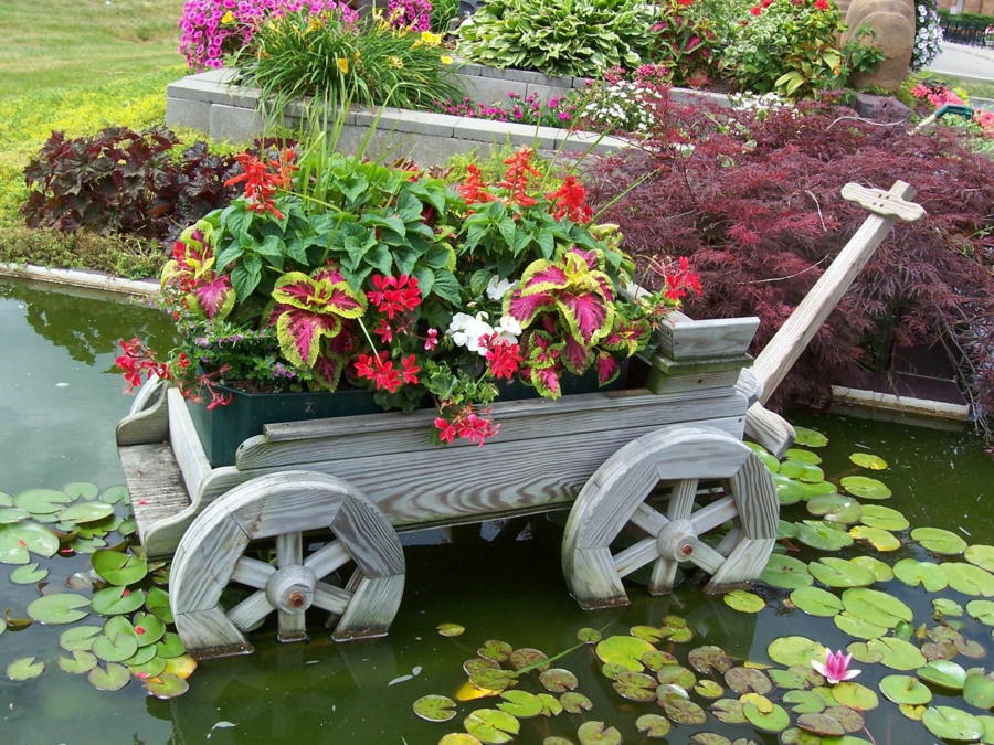 décorer son jardin avec des objets de récupération chariot