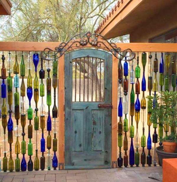 décorer son jardin avec des objets de récupération clôture en bouteilles