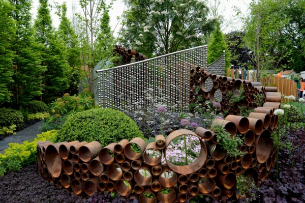 décorer son jardin avec des objets de récupération clôture tuyaux en métal