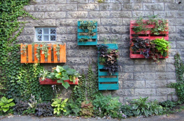 décorer son jardin avec des objets de récupération déco murale palettes