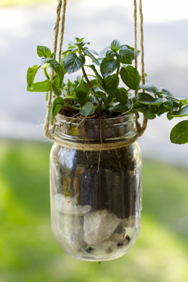 décorer son jardin avec des objets de récupération déco suspendue mason jar