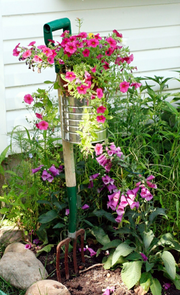 décorer son jardin avec des objets de récupération fourche à foin boîte de conserve
