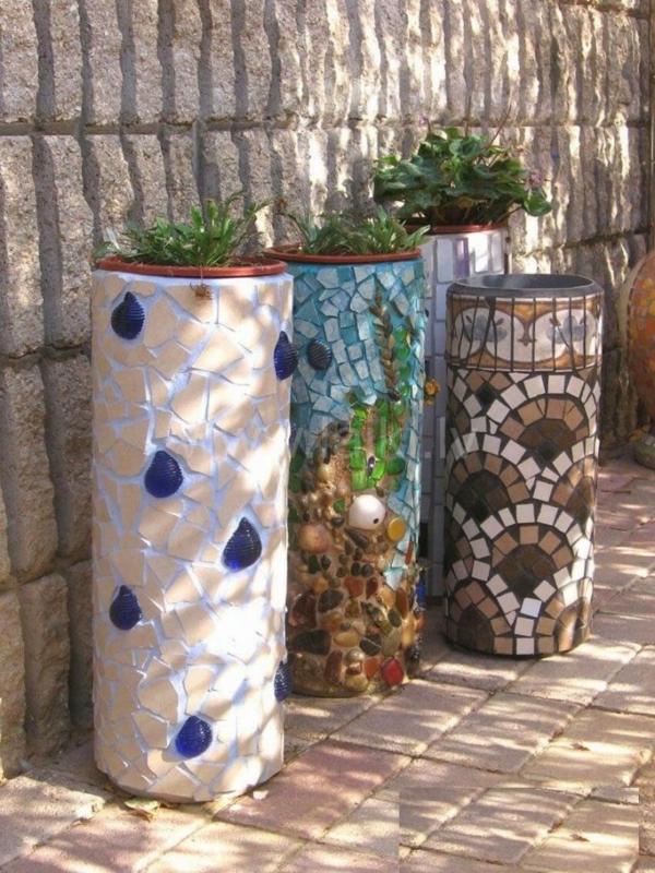 décorer son jardin avec des objets de récupération jardinières béton mosaïque