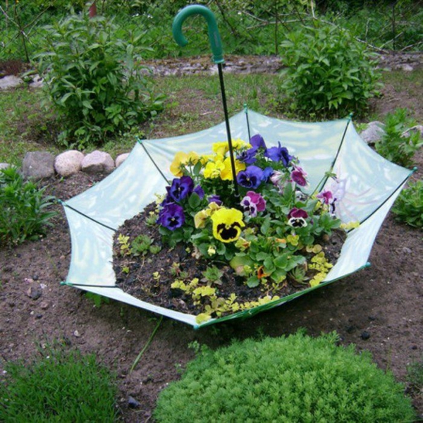 décorer son jardin avec des objets de récupération parapluie