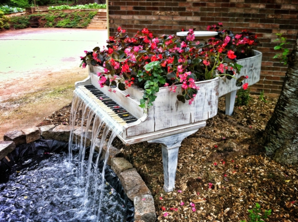 décorer son jardin avec des objets de récupération piano à queue