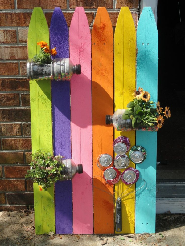 décorer son jardin avec des objets de récupération planches de bois cannettes bouteilles