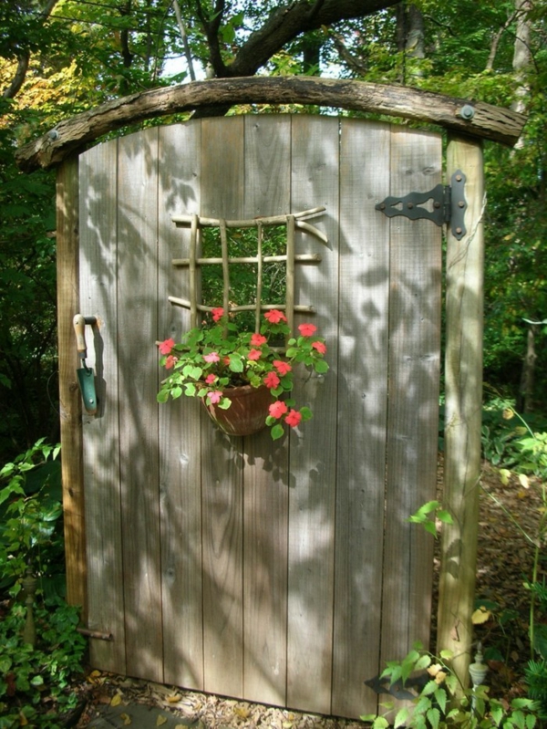 décorer son jardin avec des objets de récupération porte en bois