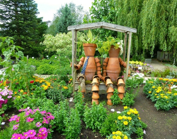décorer son jardin avec des objets de récupération pots de plantes en terre cuite