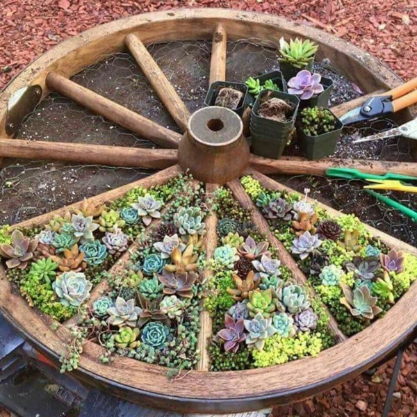 décorer son jardin avec des objets de récupération roue de chariot bois