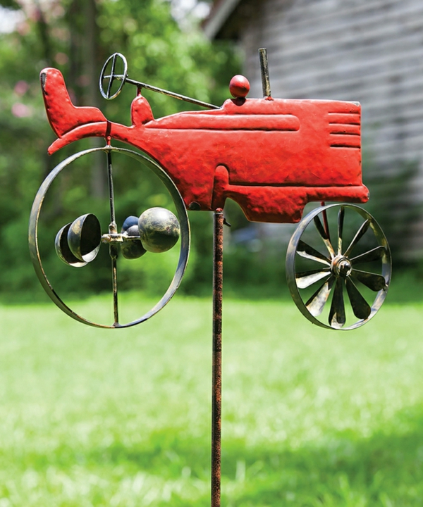 décorer son jardin avec des objets de récupération voiture stylisée en métal
