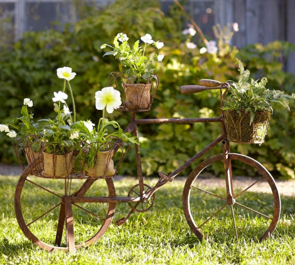 décorer son jardin avec des objets de récupération vélo
