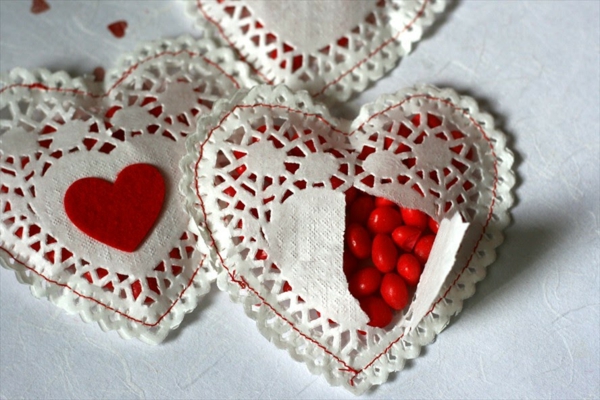idée cadeau saint valentin fait main coeurs papier crépon bonbons