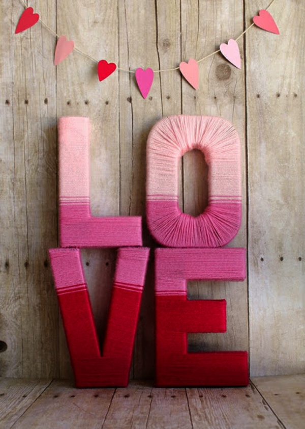 idée cadeau saint valentin fait main lettres bois et fil à tricoter
