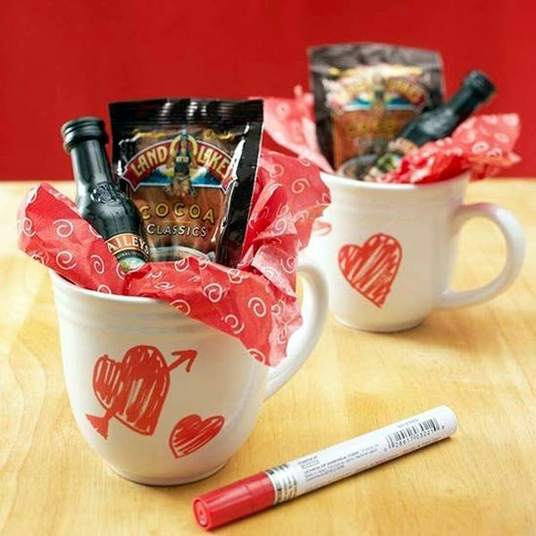 idée cadeau saint valentin fait main mug personnalisé avec gourmandises